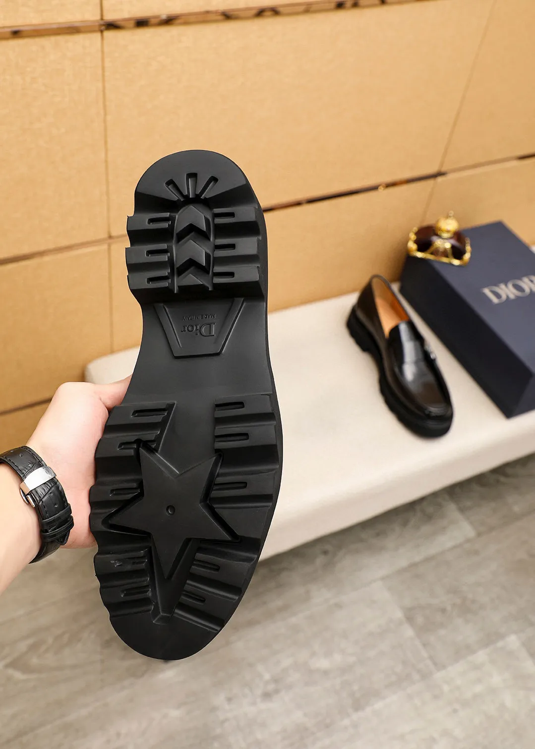 Men's shoes 💰480 💐 Product trademark: Dior "Dior" casual leather shoes Regular size: 39-44 (45🉑️customized) Product materials: Selected Italian imported first-layer beaded cowhide upper + classic hardware buckle, imported water-dyed 🐂 cowhide lining. Strong three-dimensional visual effect, original outsole Color: 3⃣️colors available